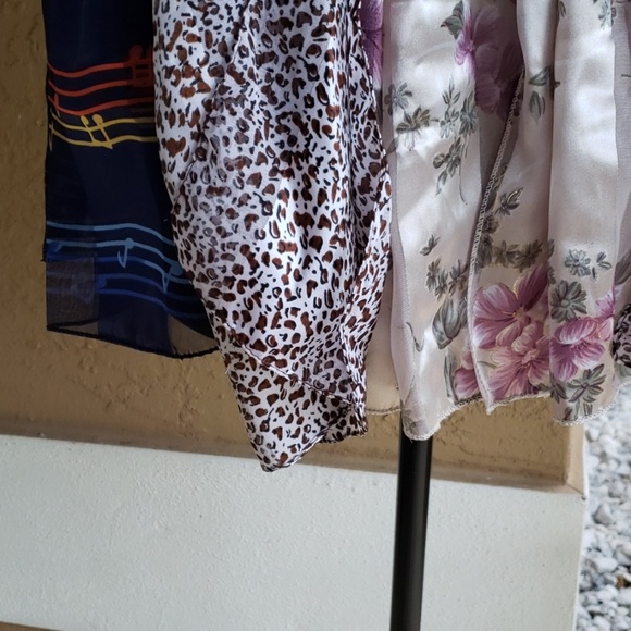 3 new silk scarfs. Never worn. - Picture 3 of 4